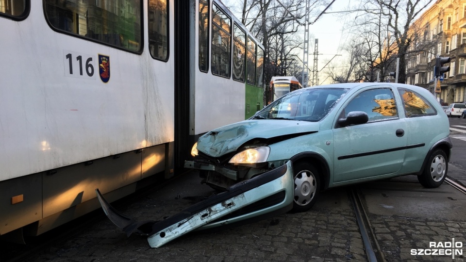 Samochód osobowy i tramwajowa "jedynka" zderzyły się przy placu Grunwaldzkim w kierunku Rodła w Szczecinie. Fot. Olaf Nowicki [Radio Szczecin]