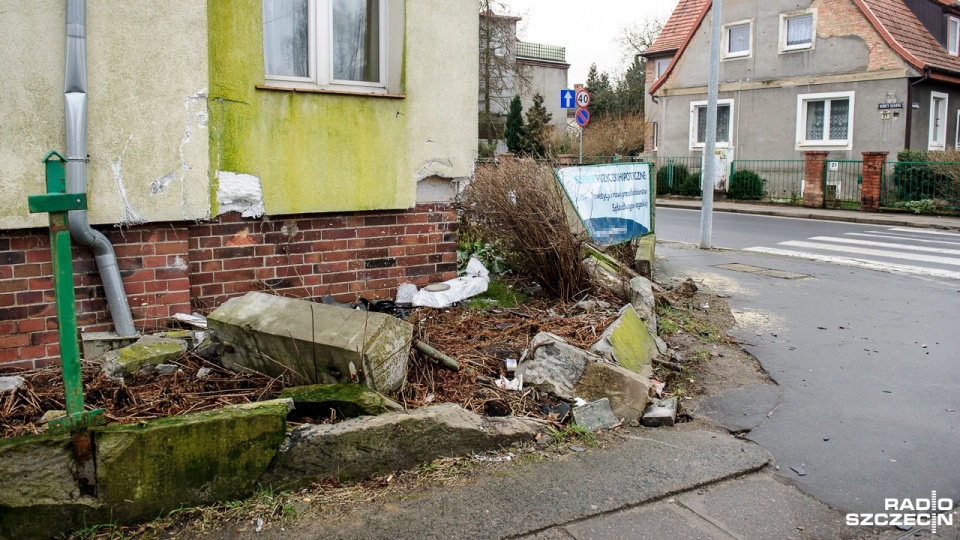 Zniszczone ogrodzenie przy domu pani Danuty. Fot. Olaf Nowicki [Radio Szczecin]