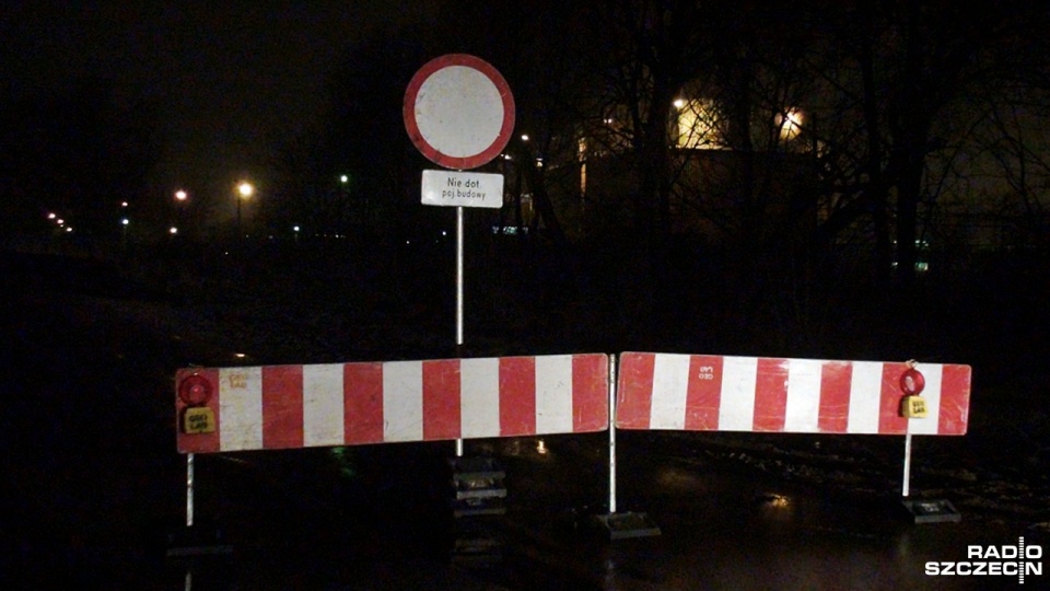 Wiadukt na ulicy Kuźnickiej w Policach został wieczorem zamknięty dla ruchu kołowego. Przez najbliższe siedem miesięcy będzie gruntownie remontowany. Fot. Adam Wosik [Radio Szczecin]