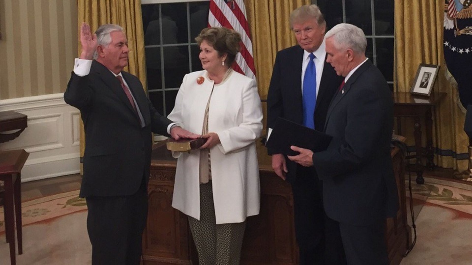 Rex Tillerson składający przysięgę na sekretarza Stanu USA (1 lutego 2017). źródło: https://pl.wikipedia.org/wiki/Rex_Tillerson
