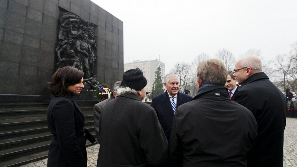 Rex Tillerson przed Pomnikiem Bohaterów Getta. Fot. twitter.com/USEmbassyWarsaw