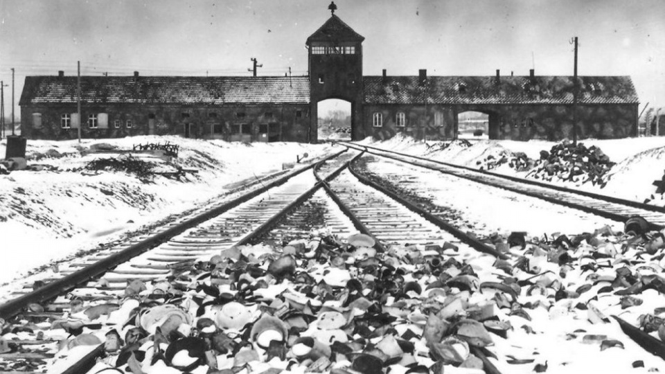 Tory kolejowe wewnątrz obozu i główna brama zwana „Bramą Śmierci”. Fotografował Stanisław Mucha w lutym/marcu 1945 r. źródło: http://www.auschwitz.org/historia/wyzwolenie/
