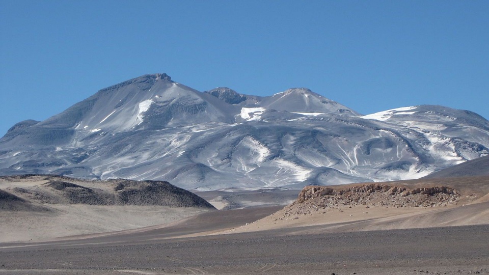 Ojos del Salado to najwyższy wulkan na Ziemi, położony w Andach Środkowych na granicy Argentyny i Chile. Fot. www.wikipedia.org / sergejf