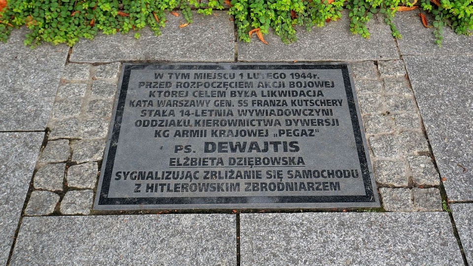 Jedna z trzech tablic pamiątkowych wmurowanych w chodnik Alej Ujazdowskich. Fot. www.wikipedia.org / Adrian Grycuk