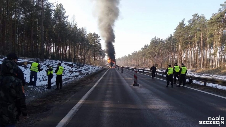 Ciężarówka zapaliła się na remontowanym odcinku autostrady A6 w kierunku Goleniowa. Fot. Adam Wójcik [Radio Szczecin]