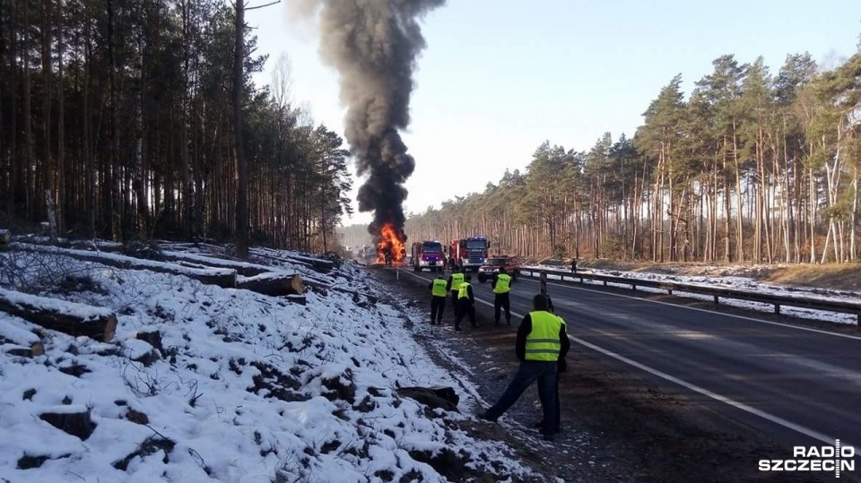 Ciężarówka zapaliła się na remontowanym odcinku autostrady A6 w kierunku Goleniowa. Fot. Adam Wójcik [Radio Szczecin]