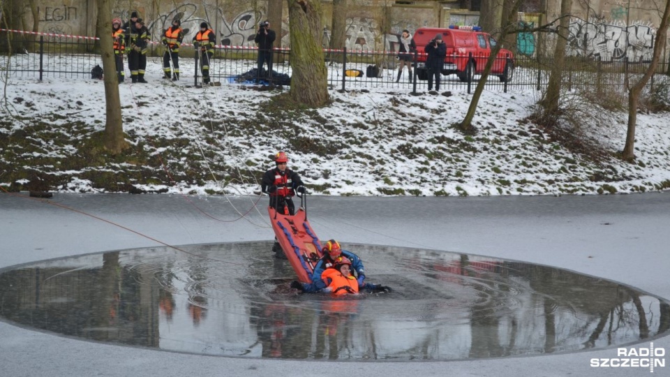 Mężczyzna idąc po zamarzniętym stawie wpadł do wody po tym, jak załamał się pod nim lód - to scenariusz ćwiczeń przeprowadzonych w poniedziałek przez kołobrzeskich strażaków. Fot. Przemysław Polanin [Radio Szczecin]