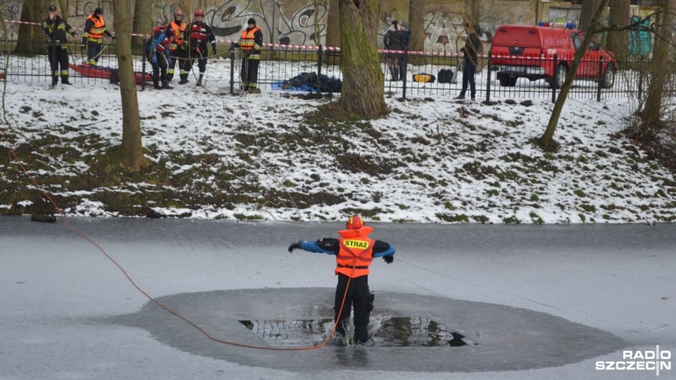 Mężczyzna idąc po zamarzniętym stawie wpadł do wody po tym, jak załamał się pod nim lód - to scenariusz ćwiczeń przeprowadzonych w poniedziałek przez kołobrzeskich strażaków. Fot. Przemysław Polanin [Radio Szczecin]