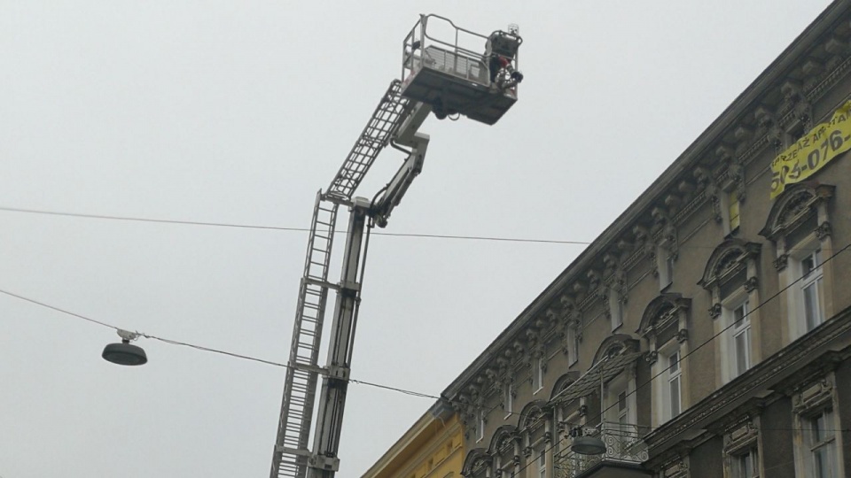 Strażacy, którzy zablokowali przejazd sprawdzali możliwość prowadzenia akcji w gęstej zabudowie ulicy. Fot. Jacek Mrówczyński