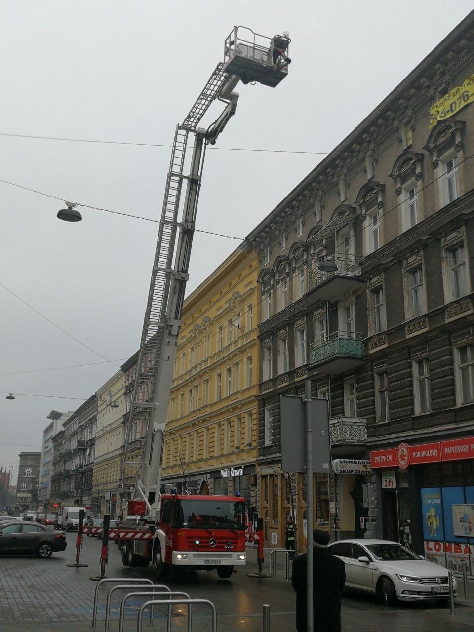 Strażacy, którzy zablokowali przejazd sprawdzali możliwość prowadzenia akcji w gęstej zabudowie ulicy. Fot. Jacek Mrówczyński