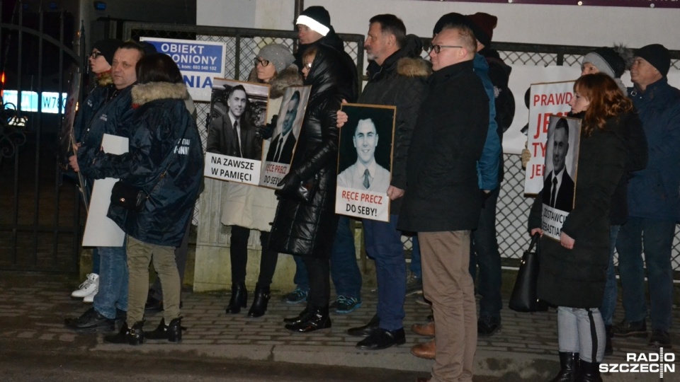 Protestujący przynieśli ze sobą transparenty z napisami: "Nie ekshumujcie Sebastiana" czy "Ręce precz od Seby". Fot. Przemysław Polanin [Radio Szczecin]