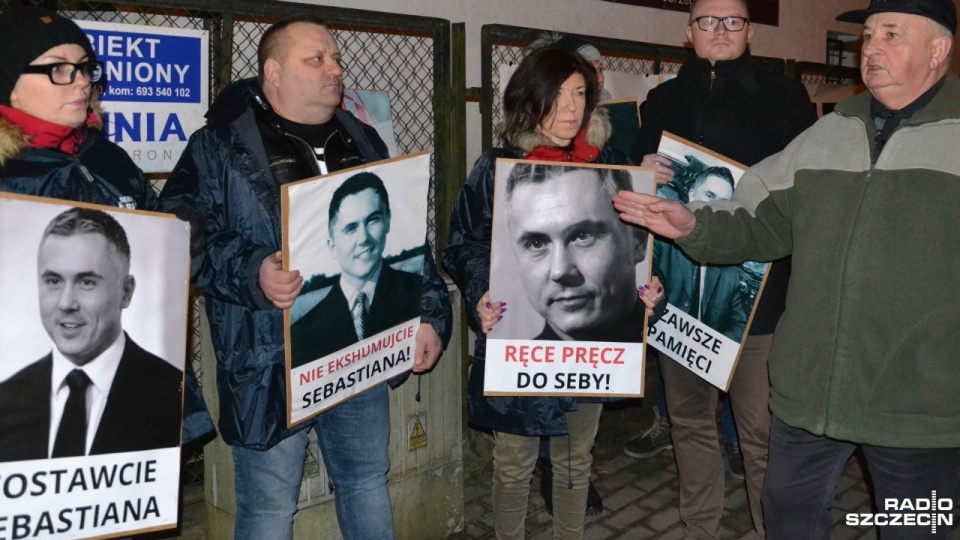 Protestujący przynieśli ze sobą transparenty z napisami: "Nie ekshumujcie Sebastiana" czy "Ręce precz od Seby". Fot. Przemysław Polanin [Radio Szczecin]