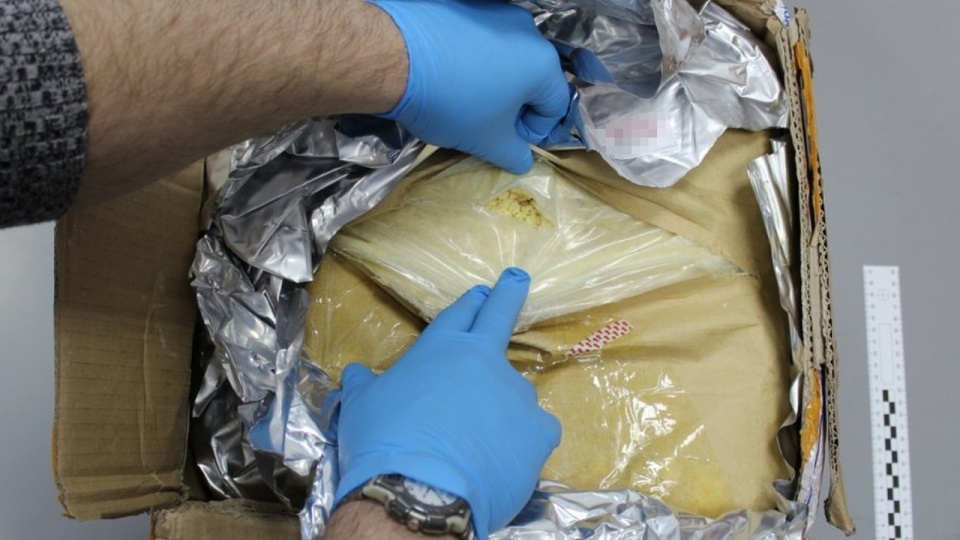 Policja i Służby Celno-Skarbowe udaremniły przemyt do Polski 120 kilogramów substancji do produkcji syntetycznej amfetaminy. Fot. CBŚP, źródło: www.cbsp.policja.pl