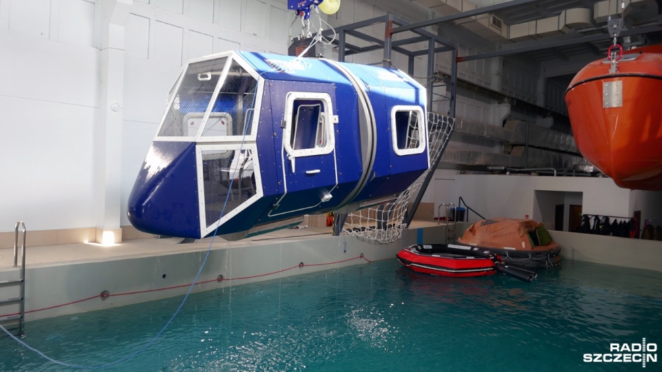 Pierwszy symulator tonącego helikoptera już działa w Szczecinie. To jedyny cywilny sprzęt tego typu w Polsce. Fot. Maciej Papke [Radio Szczecin]