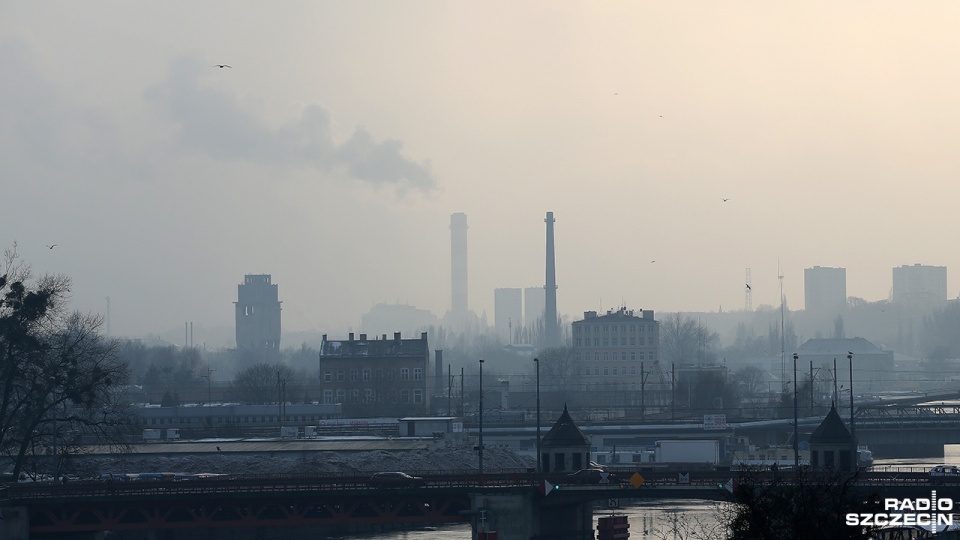Komisja Europejska w pozwie do Trybunału napisała, że w Polsce zanieczyszczenie pyłem jest spowodowane głównie emisją z ogrzewania gospodarstw domowych. Fot. Maciej Papke [Radio Szczecin]