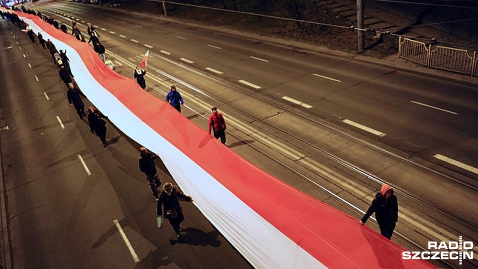 Podczas pochodu w 2013 roku rozwinięto najdłuższą flagę Polski, ma ona ponad kilometr długości. Fot. Łukasz Szełemej [Radio Szczecin/Archiwum]
