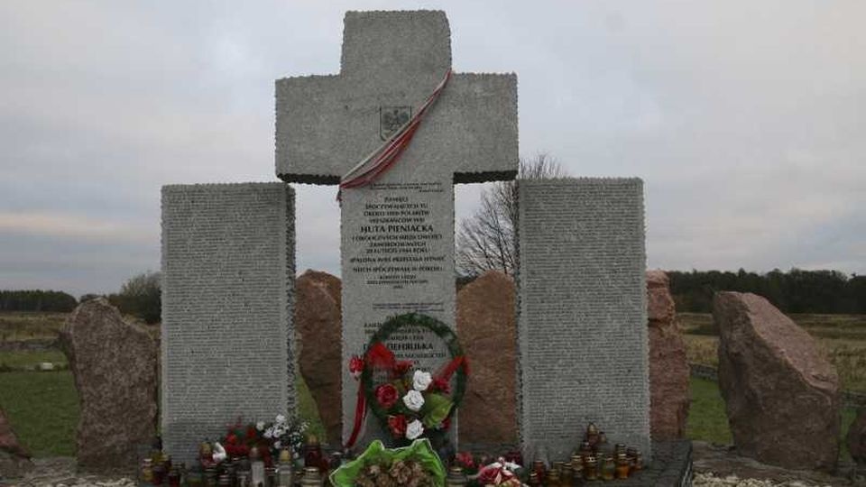 Pomnik Polaków pomordowanych w Hucie Pieniackiej. Krzyż z kamiennymi tablicami, na których wyryto nazwiska ofiar zbrodni. źródło: https://pl.wikipedia.org/wiki/Zbrodnia_w_Hucie_Pieniackiej