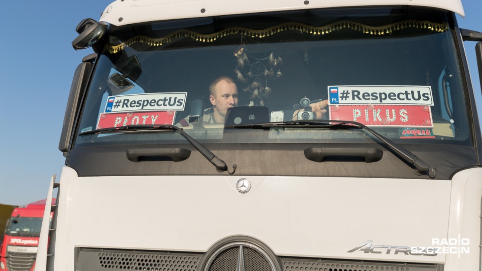 Akcja rozdawania tablic z napisem "#RespectUs". Fot. Robert Stachnik [Radio Szczecin]