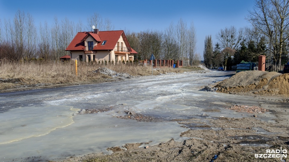 Przynajmniej do piątku zamknięty będzie prawie półkilometrowy odcinek drogi powiatowej pomiędzy miejscowościami Stobno i Bobolin. Teraz jest zalana przez wody z okolicznych pól. Fot. Olaf Nowicki [Radio Szczecin]