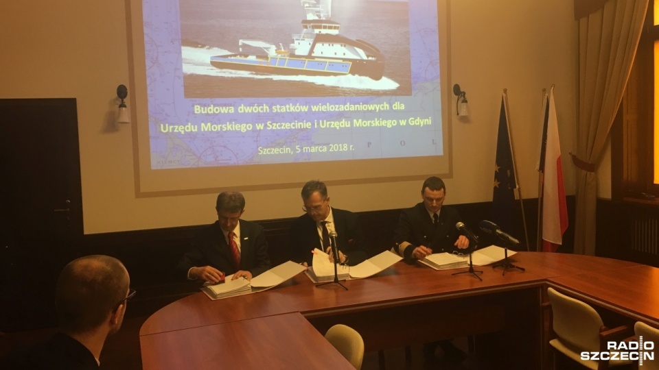 Podpisanie umowy na budowę dwóch wielozadaniowych statków dla Urzędów Morskich w Szczecinie i Gdyni. Fot. Grzegorz Gibas [Radio Szczecin]