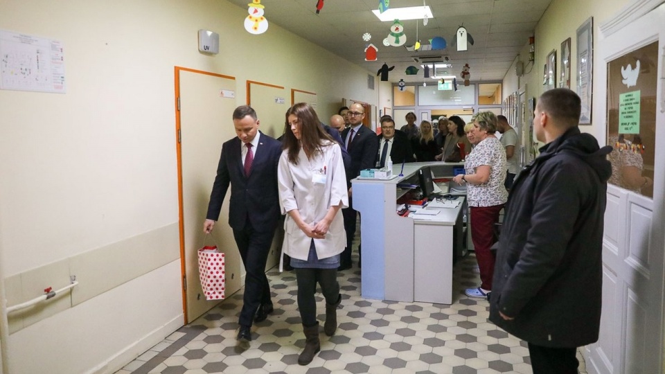 Prezydent Andrzej Duda odwiedził w poznańskim szpitalu poszkodowanych w wybuchu w kamienicy. Fot. Jakub Szymczuk/KPRP, źródło: www.twitter.com/prezydentpl