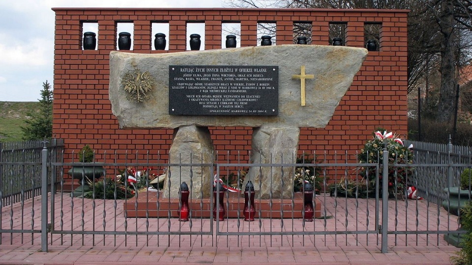 Pomnik w Markowej poświęcony ofiarom zbrodni. źródło: pl.wikipedia.org/wiki/Zbrodnia_w_Markowej_(1944)