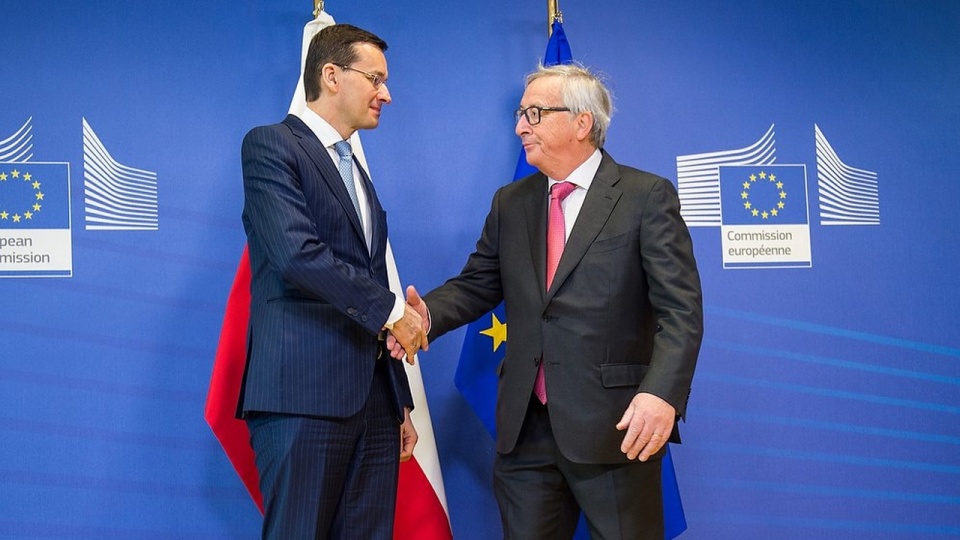 Premier Mateusz Morawiecki rozmawia w Brukseli z szefem Komisji Europejskiej Jean-Claudem Junckerem. Źródło fot. www.twitter.com/premierrp