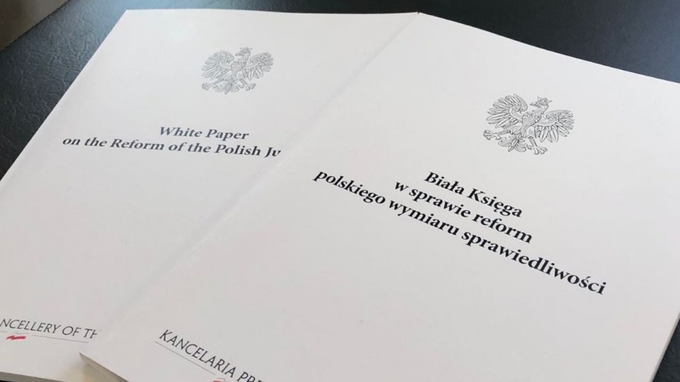 Premier Mateusz Morawiecki wręczył szefowi Komisji Europejskiej Jean-Claudowi Junckerowi "Białą Księgę" dotyczącą reformy sądownictwa w Polsce. Źródło fot.: www.twitter.com/premierrp