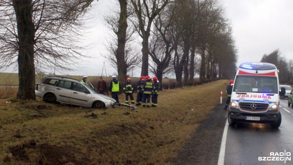 Na krajowej 11 w okolicy miejscowości Bonin kierujący samochodem osobowym wypadł z jezdni, a jego auto dachowało. Fot. Adam Wójcik [Radio Szczecin]