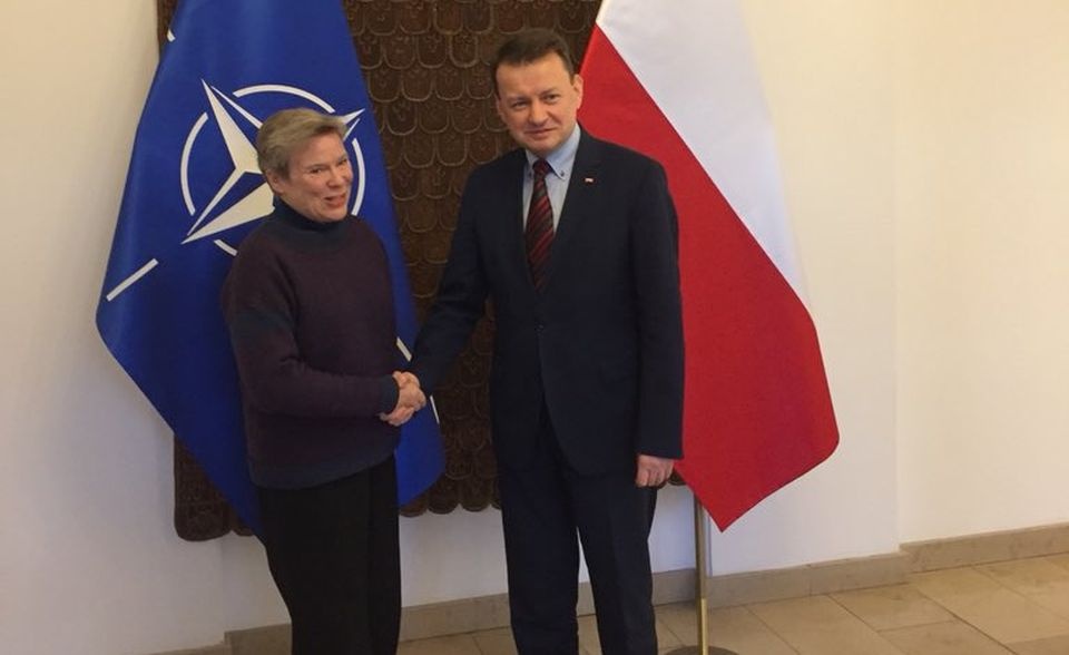 Rose Gottemoeller przyjechała do Polski z okazji pierwszej rocznicy wysłania wojsk NATO na wschodnią flankę. Spotkała się m.in. z polskim ministrem obrony narodowej. Fot. twitter.com/MON_GOV_PL