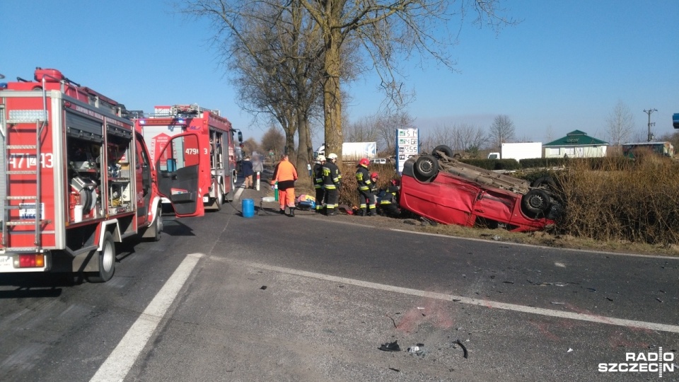 Bus i samochód osobowy zderzyły się na krajowej "szóstce" na skrzyżowaniu z drogą do Świdwina i Kołobrzegu. Fot. Adam Wójcik [Radio Szczecin]