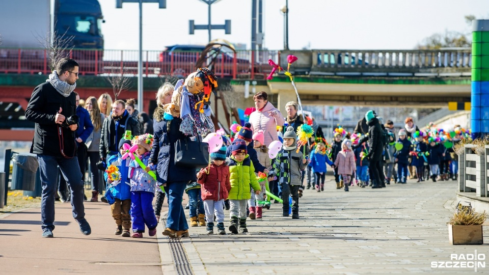 Setka dzieci symbolicznie pożegnała zimę i utopiła marzannę w Odrze w Szczecinie. Fot. Olaf Nowicki [Radio Szczecin]