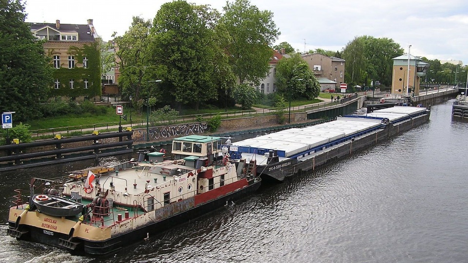 Pchacz Odratrans Bizon B-O-148 z barkami na śluzie wodnej w Spandau. źródło: https://pl.wikipedia.org/wiki/Pchacze_typu_Bizon