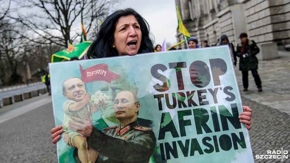 Kurdowie protestowali przeciwko tureckiej polityce z licznymi transparentami i hasłami „Precz z Afrin” czy „Precz z Kurdystanu”. Fot. Olaf Nowicki [Radio Szczecin]