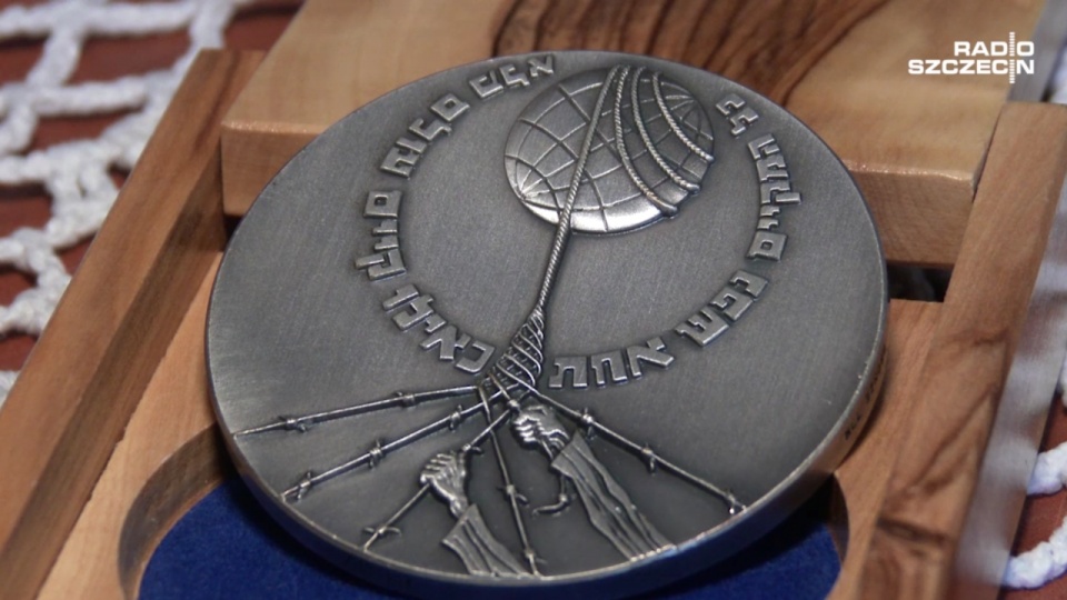 Medal "Sprawiedliwy Wśród Narodów Świata". Fot. Maciej Papke [Radio Szczecin/Archiwum]