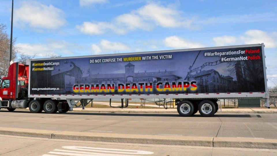 Ciężarówka z napisem "German death camps". Fot. germandeathcamps.us