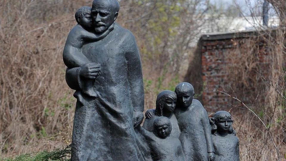 Pomnik Janusza Korczaka na cmentarzu żydowskim w Warszawie. źródło: https://pl.wikipedia.org/wiki/Janusz_Korczak