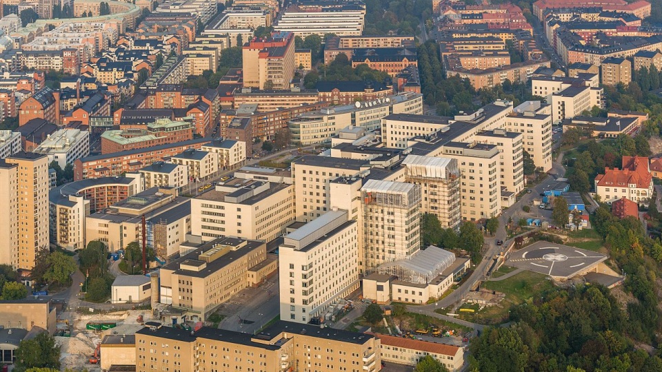 Södersjukhuset, jeden z największych szpitali w Sztokcholmie, stolicy Szwecji. Fot. www.wikipedia.org / Arild Vågen