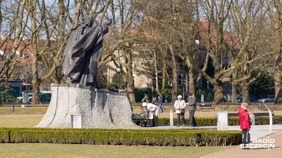 Pomnik papieża Jana Pawła II na Jasnych Błoniach. Fot. Robert Stachnik [Radio Szczecin]