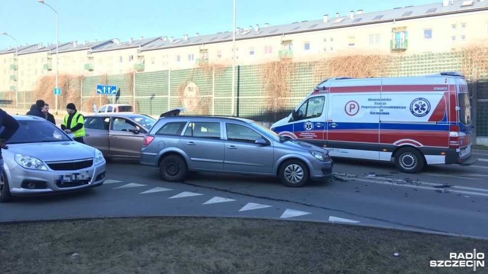 Po godz. 17 zderzyły się tam dwa samochody osobowe. Rannym pomocy na miejscu udzielają ratownicy pogotowia, są kłopoty z płynnym przejazdem. Fot. Dawid Siwek (Radio Szczecin)