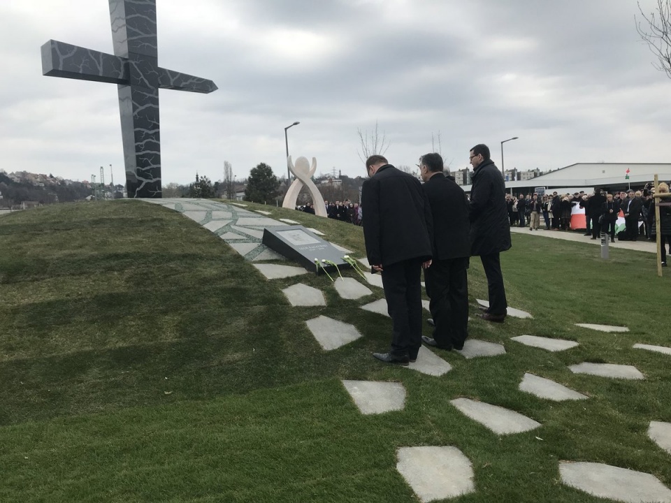 Odsłonięty w piątek monument składa się z kopca z krzyżem, bramy, płaskorzeźby Lecha Kaczyńskiego i tablicy z listą ofiar katastrofy. Fot. twitter.com/pisorgpl