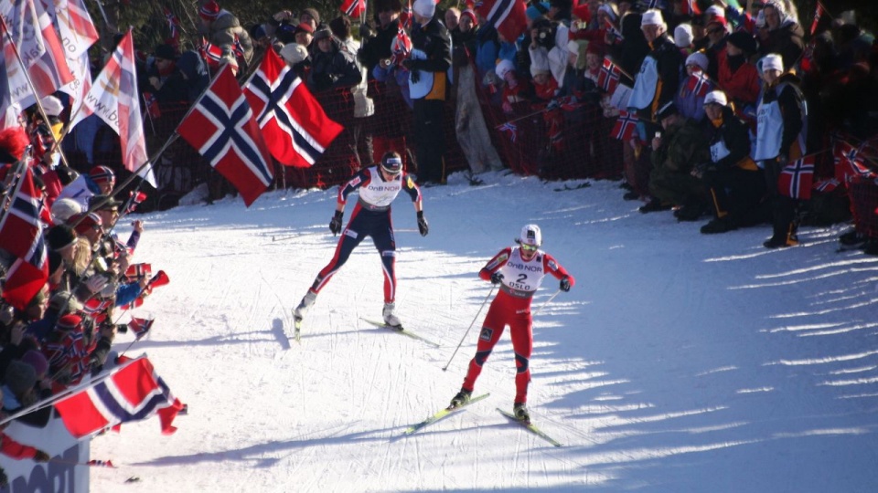 Marit Bjørgen i Justyna Kowalczyk podczas biegu na 30 km na MŚ w Oslo. źródło: pl.wikipedia.org/wiki/Marit_Bjørgen