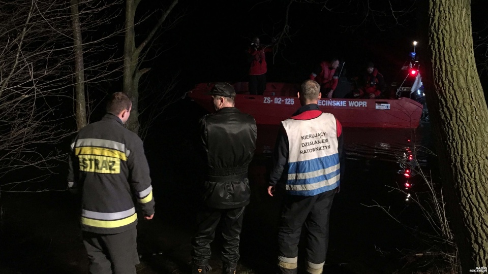 Bez efektu zakończyła się sobotnia kilkugodzinna akcja policjantów, strażaków i ratowników WOPR na jeziorze Głębokim w Szczecinie. Fot. Dawid Siwek [Radio Szczecin]
