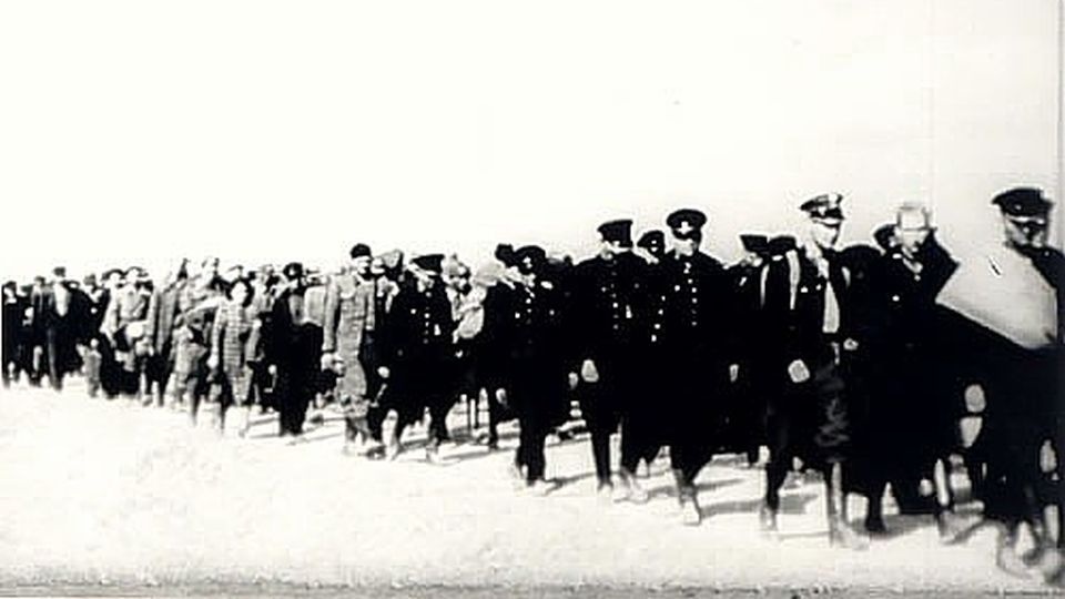Polscy policjanci wzięci do niewoli przez Armię Czerwoną we wrześniu 1939. źródło: pl.wikipedia.org/wiki/Policja_Państwowa