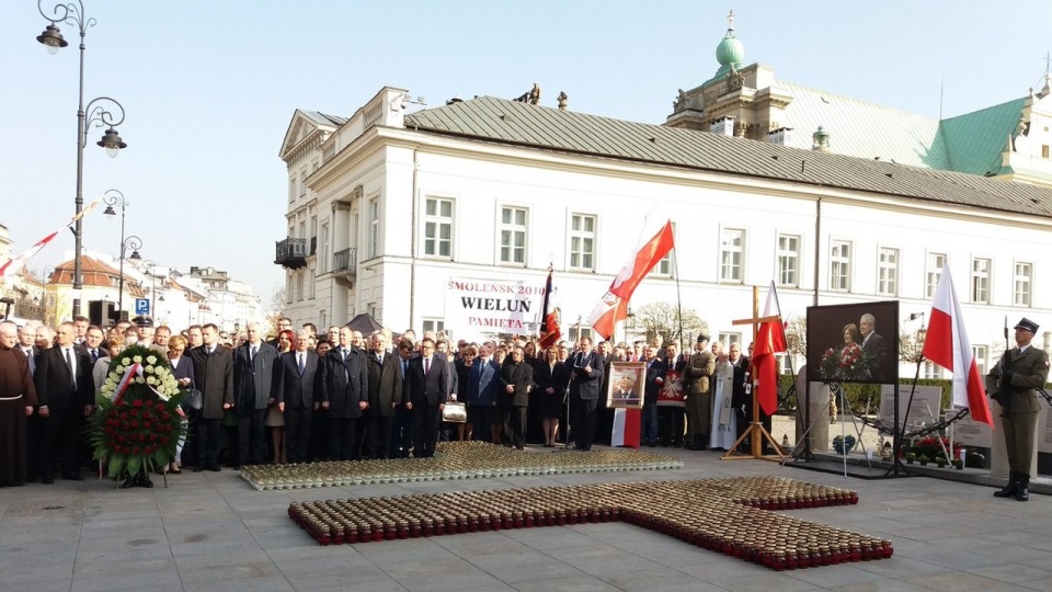 Apel Pamięci przed Pałacem Prezydenckim. Źródło fot.: www.twitter.com/premierrp