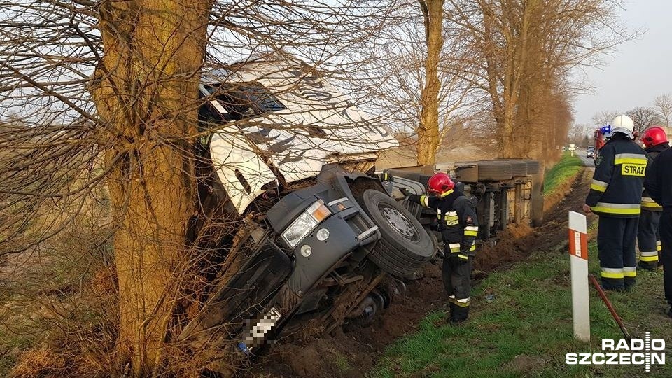 W Redlinie na wojewódzkiej drodze 163 w pobliżu Karlina kierowca cysterny nie zapanował nad swoim samochodem zjechał w drogi i zatrzymał się na pobliskim drzewie. Fot. Adam Wójcik [Fot. Radio Szczecin]