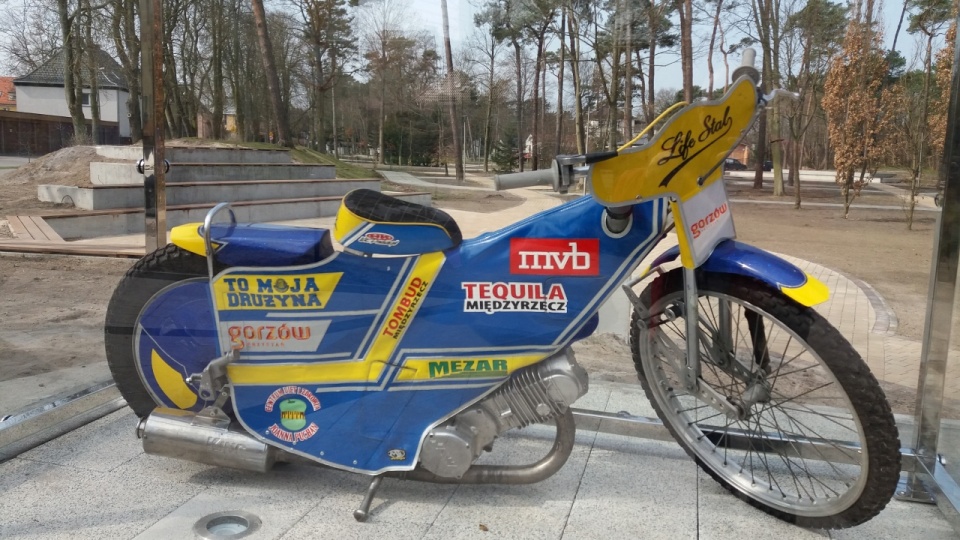 Prezent od Stali Gorzów dotarł do Dziwnowa. To motocykl, który stanął w centrum miejscowości. Fot. Marian Klasik/ikamien.pl