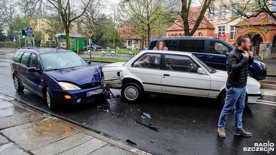 Dwa samochody: BMW i Ford Focus zderzyły się natomiast na ulicy Wielkopolskiej. Uważajmy bo między Monte Cassino a Jana Pawła II mogą być kłopoty z przejazdem. Fot. Olaf Nowicki [Radio Szczecin]