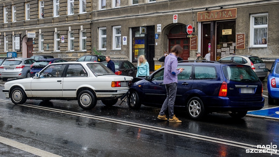 Dwa samochody: BMW i Ford Focus zderzyły się natomiast na ulicy Wielkopolskiej. Uważajmy bo między Monte Cassino a Jana Pawła II mogą być kłopoty z przejazdem.Fot. Olaf Nowicki [Radio Szczecin]