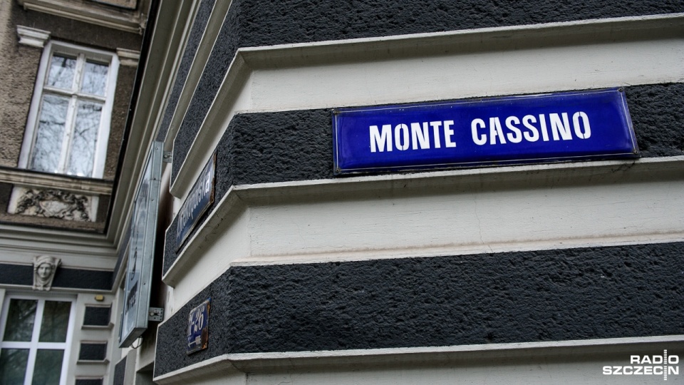 Rzeźby stanęły m.in. przed kamienicą przy ulicy Monte Cassino. Fot. Olaf Nowicki [Radio Szczecin]